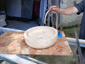 perçage d'un marbre pour évier et robinet