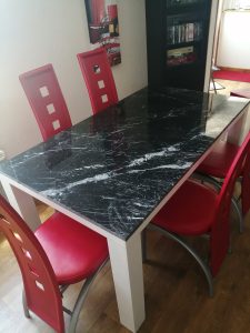 habillage en marbre dessus table
