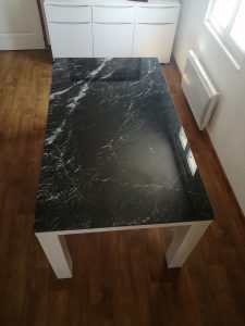 dessus en marbre sur une table